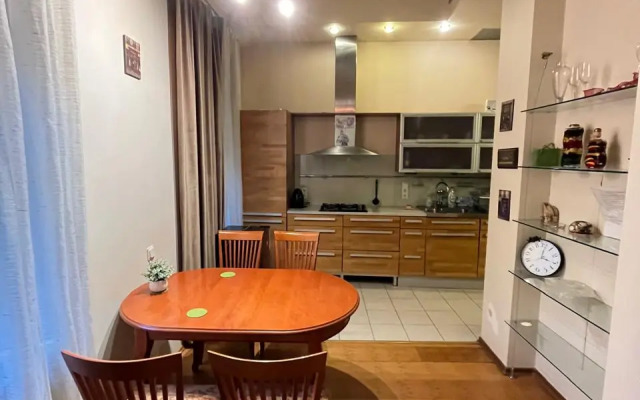 Peshkom V Ermitazh I Na Dvortsovuyu Ploschad Flat