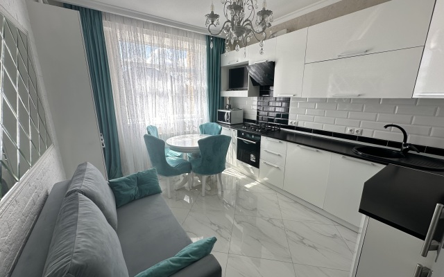 Chkalova 37 na chetvertom etazhe s lodzhiey Apartments