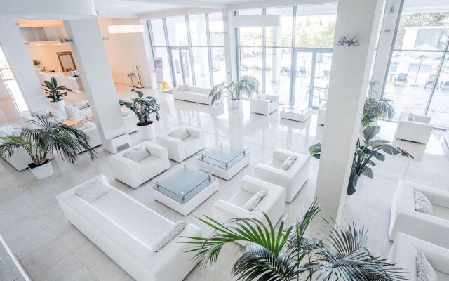 S Dvumya Terrasami I Basseynom Flat