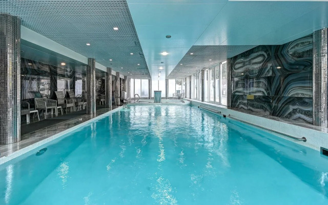 Semeinye u morya s basseinom Apartment