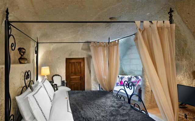 Seraphim Cave Suites & Spa Hotel