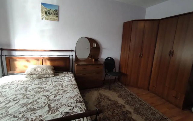 Posutochno Dvukh Komnatnaya Ryadom S Trts Planeta Flat