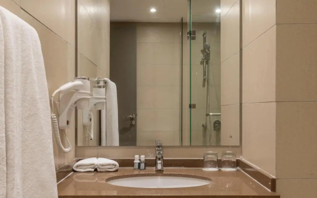 Отель Trademark Suites at Enaki Town