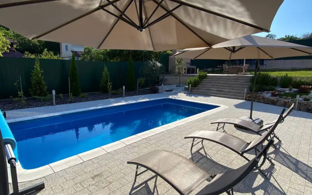 S Basseynom I Baney Private House