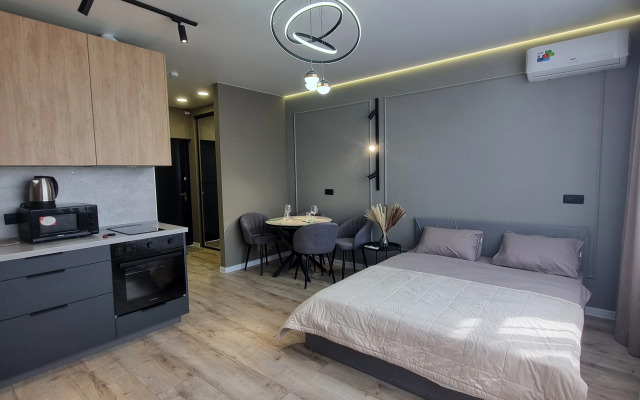 S Dizaynerskim Remontom na Pr. Oktyabryskiy 30B Apartment