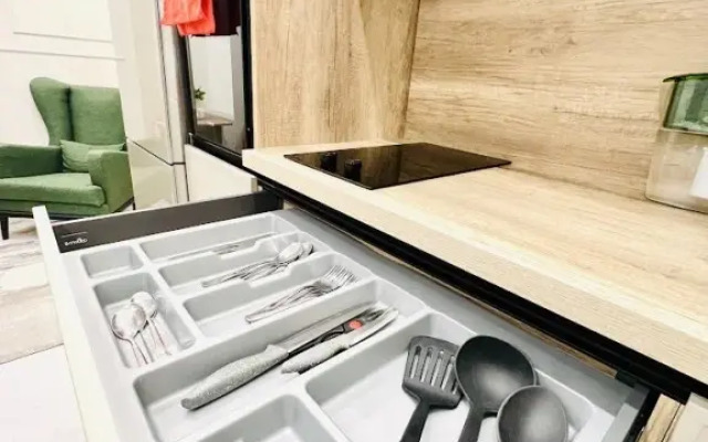 Svetlaya s dizajnerskim remontom okolo metro Apartment