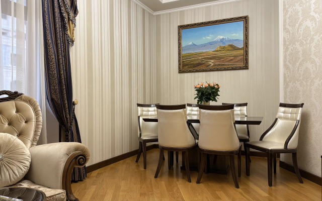 Апартаменты с 2 спальнями рядом с площадью от Sweet Home