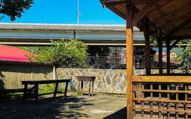 Studiya na tikhoy ulitse s krasivym fontanom vo dvore Flat