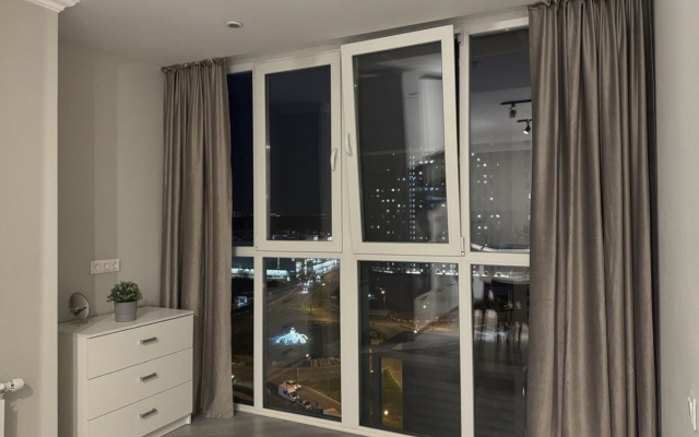 S Panoramnym Ostekleniem I Dizaynerskim Remontom Flat