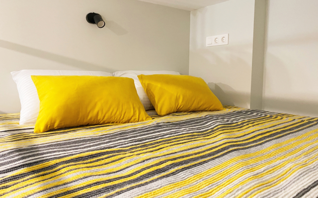 Dvukhurovnevy Chetyrekhmestny Nomer Flat