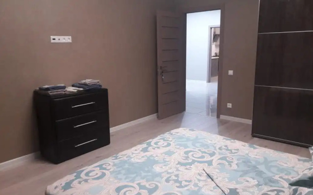 Iz tryokh komnat Flat