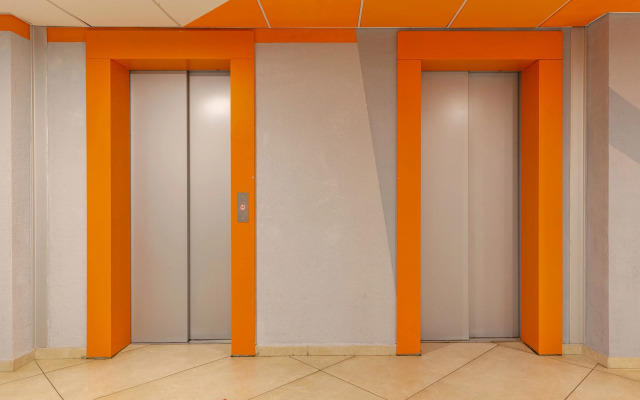 Studiya u Metro Parnas Apartments