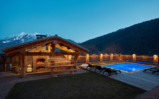 Kedr 750, 6 spalen, 15 gostej s Bassejnom i Banej Chalet