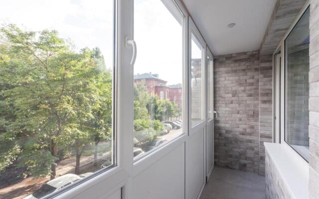 Tryohkomnatnyj Lyuks, centr, ploshchad' Pobedy, CHernyahovskogo 10A, Kolibri#10A Apartments