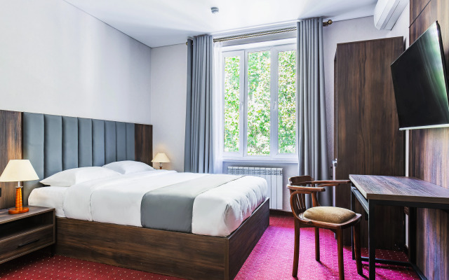 Отель Grand Nur