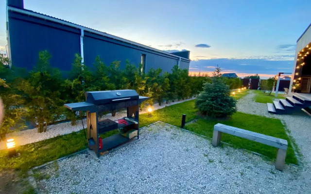 Dom s krasivoy kostrovoy zonoy, rasschitannyy na 9 chelovek Private house