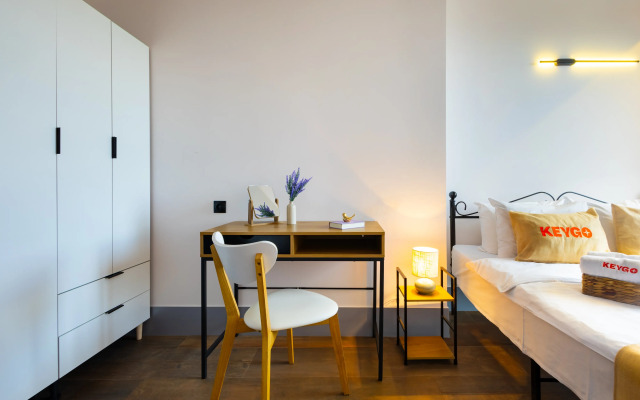 KeyGo #0132 1 Bedroom French Balcony Center Apartments