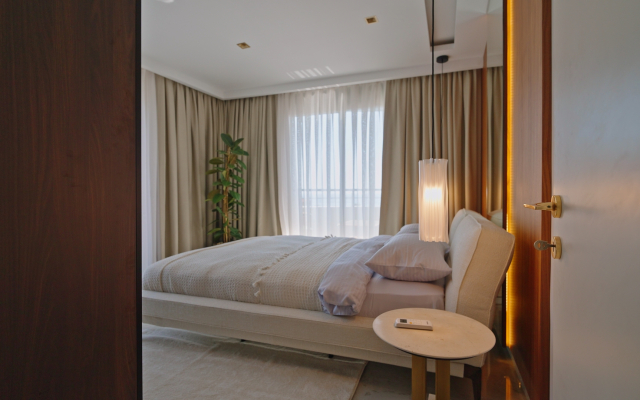 Qoople Legend A40 v 100 Metrakh ot Morya Apartments