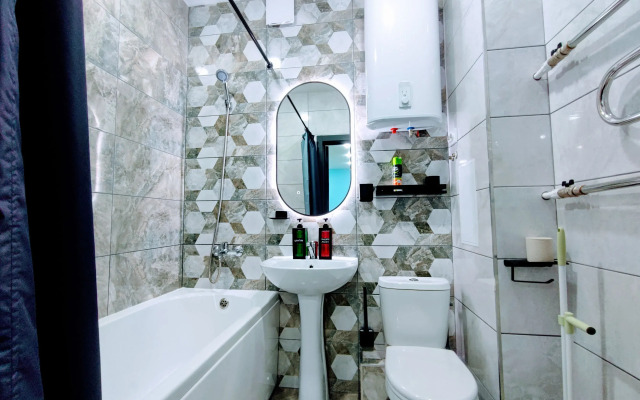 Lyuks s Konditsionerom i Boylerom v Tsentre Abakana Apartments