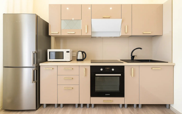 Prostornaya dlya gostey 6kh s krovatkoy i pelenal'nym stolikom dlya detey i kukhonnoy zonoy Flat