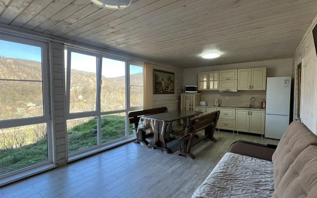 S baney basseynom i mangalom na beregu reki Private house