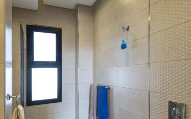 Settle Inn Luxury Swan Lake Villa