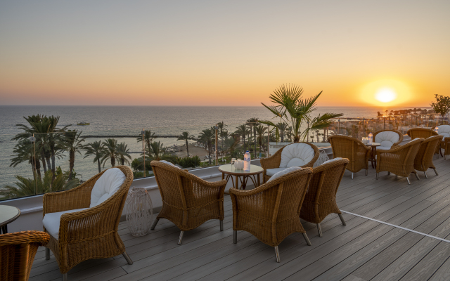 Constantinou Bros Pioneer Beach Hotel