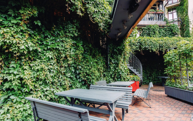 Отель Амбассадори