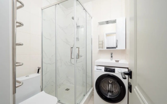 U Morya S Basseinom V ZhK Solnechnyij Apr42 Apartments