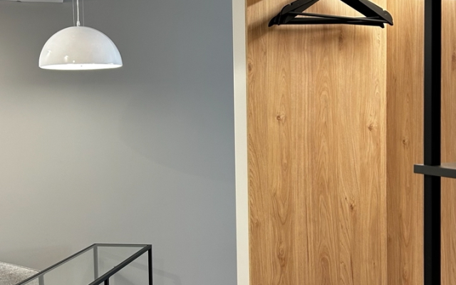 Stilnaya ot dizaynera u ozera Flat