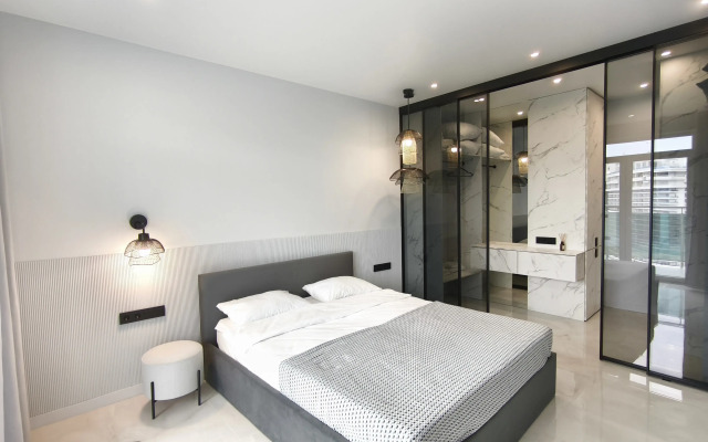 Stilnaya dvukhkomnatnaya kvartira s bolshoy terrasoy i vidom na more Flat