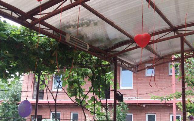 V Gostyah U Lyubvi Guest House