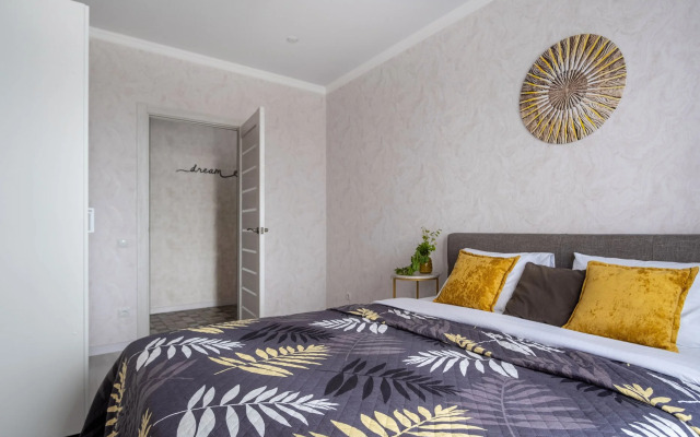 Na Pervomayskoy Ulitse 70 Flat