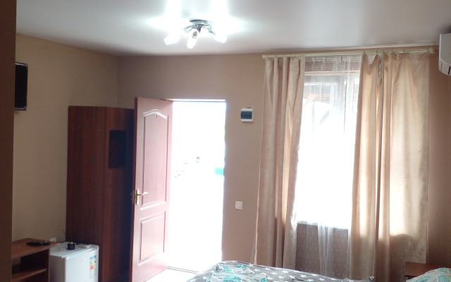 V Pitsunde U Ozera Naala Guest house