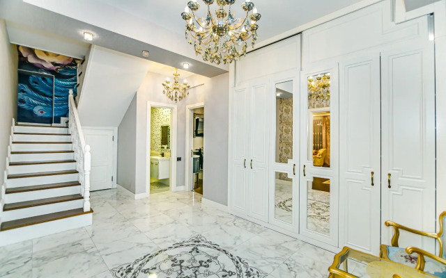 Luxury on Baku in Nizami street Flat