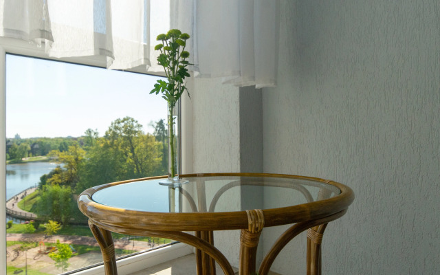 s shikarnym vidom na Verhnee ozero Flat