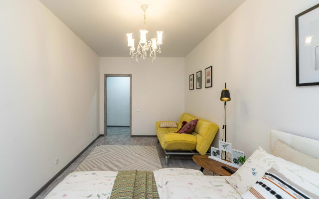 Квартира с желтым диваном