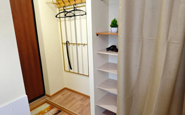 Divan I Chemodan Na Frunze 14-1 Flat