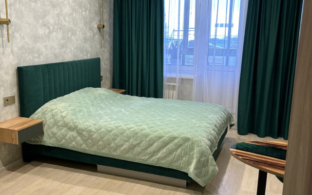 Prostornaya Studiya s Dizaynerskim Remontom Flat