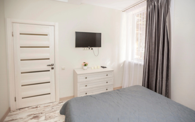 U Morya S Basseinom v ZhK Solnechnyij apt12 Apartment