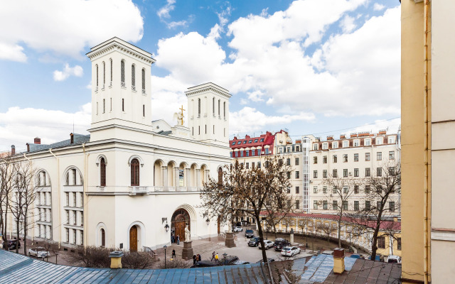Апартаменты Avenue 180 кв.м с видом на Большую Конюшенную Улицу и Церковь Петра и Павла