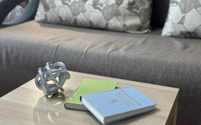 Апартаменты В Гости! на Строителей 90б (студия на 6 этаже)