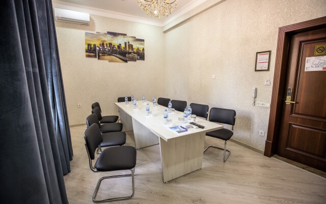Leader Hotel