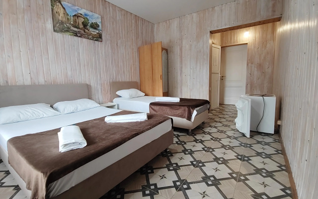 Robert I Oksana Guest house