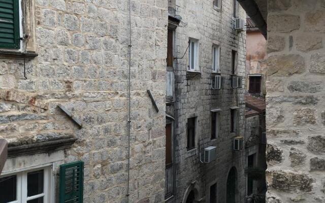 Hotel Athos Guesthouse