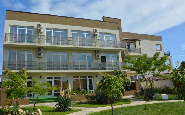 Гостиница Guest House Leo в Штормовом отзывы, цены и фото номеров - забронировать гостиницу Guest House Leo онлайн Штормовое вид на фасад
