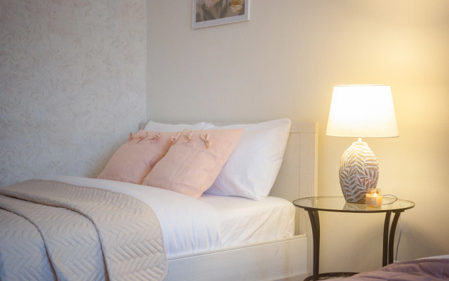 Semejnaya Dvuhkomnatnaya u Zooparka s Gamakom na Lodzhii Flat