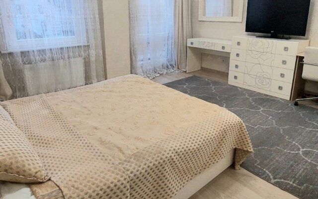 Апартаменты в центре с тремя спальнями на Червякова 55 рядом с парком Победы