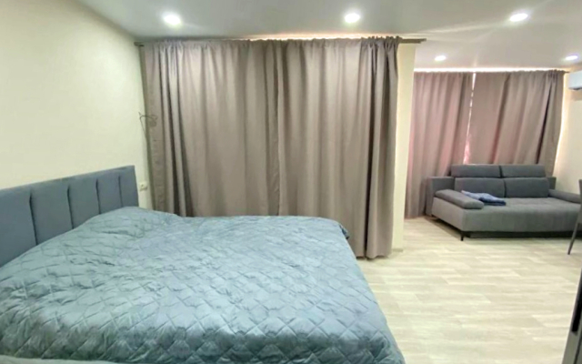 2/Well-appointed studio with mountain views