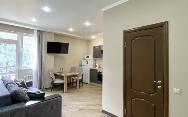 S Balkonom U Podnozhiya Khrebta Aibga Apartments